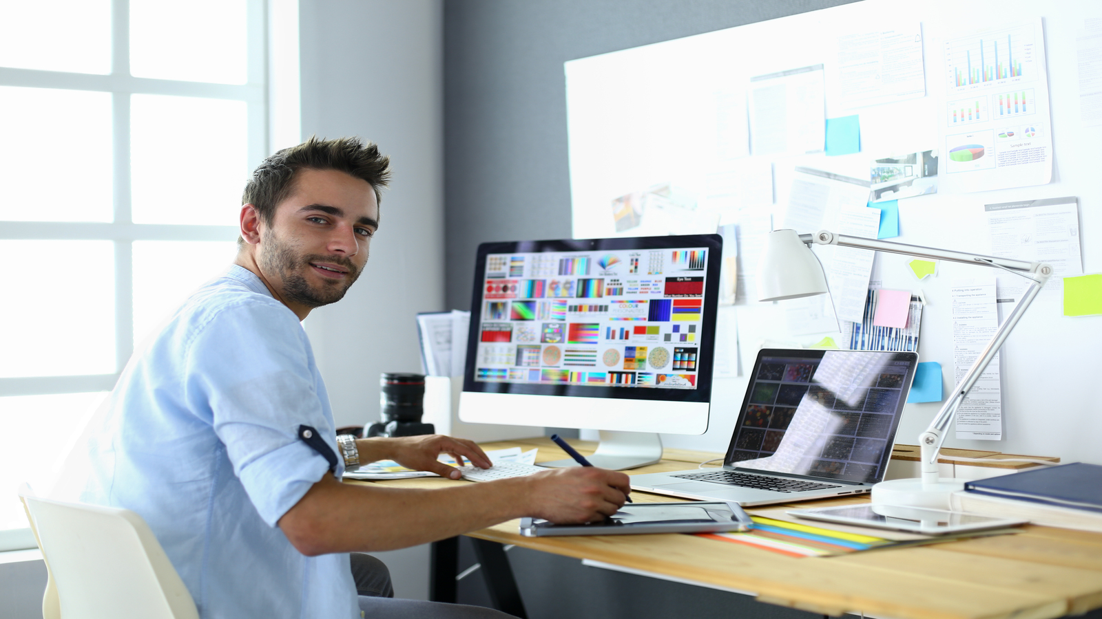 jovem homen u Web Designer Jundiaí trabalhando em um site