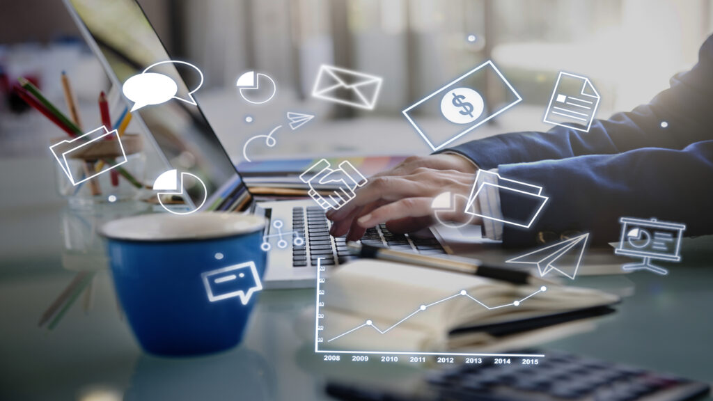 executivo criando fluxo de Marketing Estratégico em computador