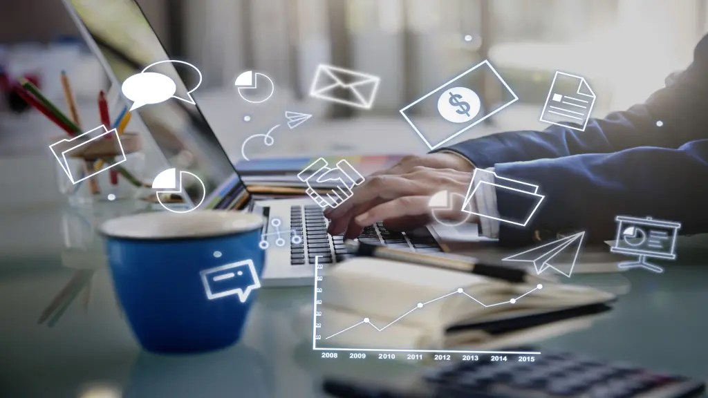 executivo criando fluxo de Marketing Estratégico em computador