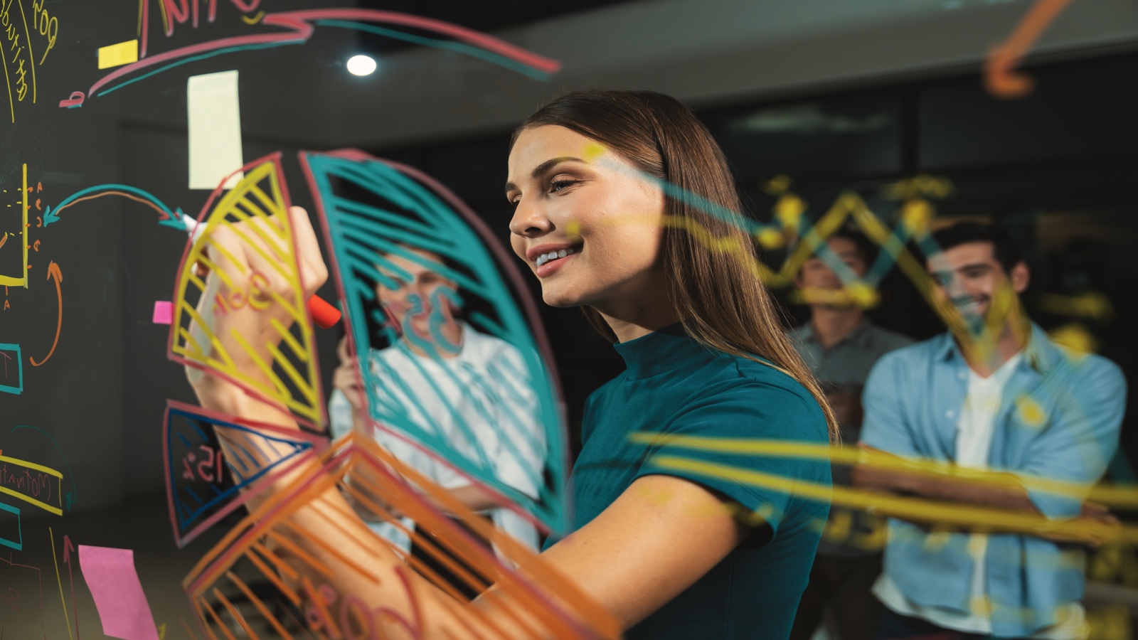 funcionari jovem faz plano de Marketing Estratégico em quadro