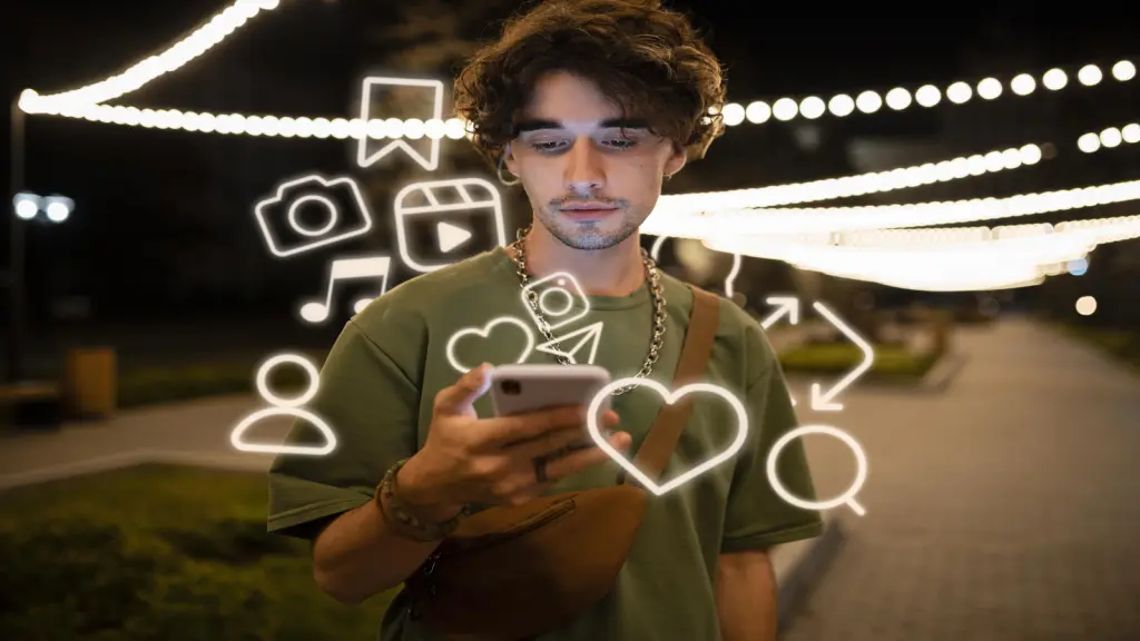 um jovem vendo sua redes sociais