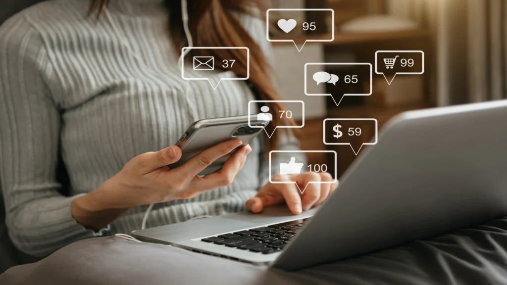 notificações de internet sendo projetada de um notebook e celular fruto de Publicidade online