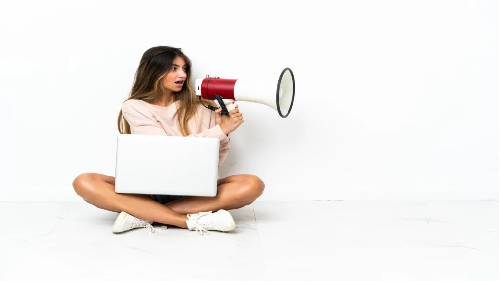 Mulher com altofalante e notebook destacando como Anunciar pela internet