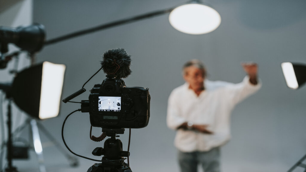gravação de anuncio Comunicação audiovisual sendo realizada em estudio profissional