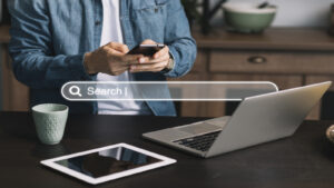 homen realizando busca em motores de busca (google), simbolizando o trafego organico criado pelo SEO