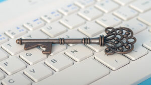 chave rustica em cima de teclado simbolizando as palvras chave KW