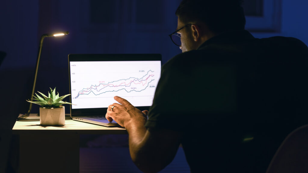 empresario analisando grafico de seus envetimentos em agencia de marketing que foi contratada para Fazer tráfego pago